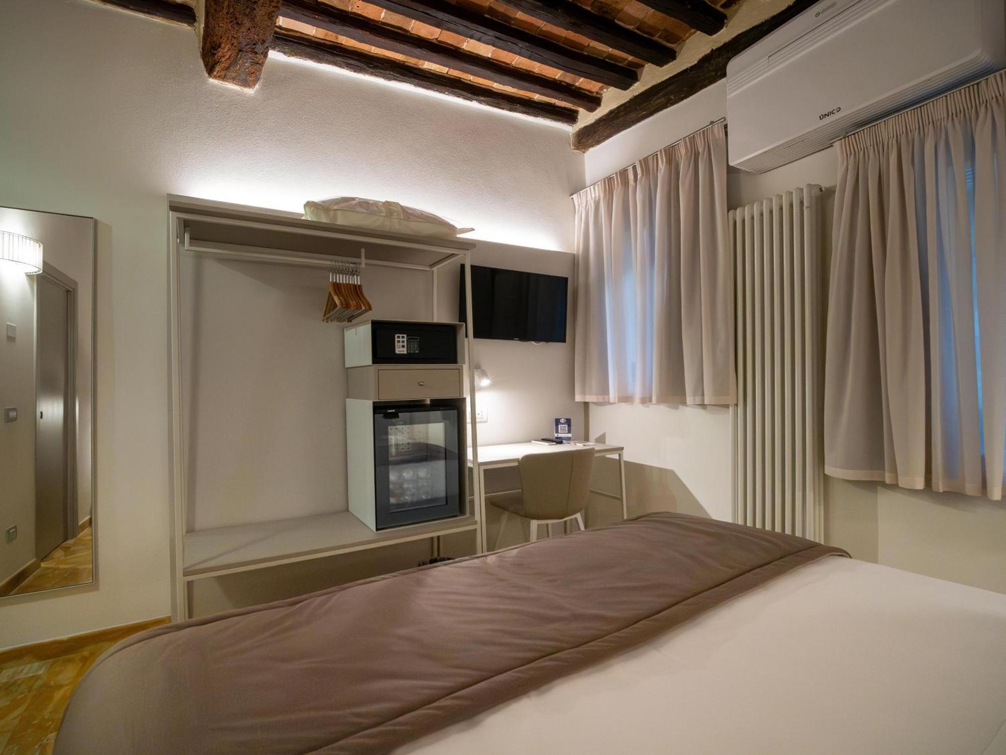 Torre Del Fuggisole Hotel Siena Exterior photo